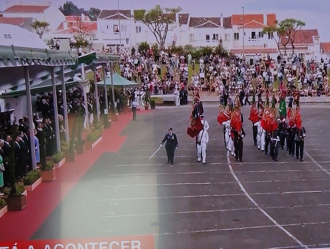 Cerimónia do 10 de Junho com desfile oficial e povo a assistir ao fundo