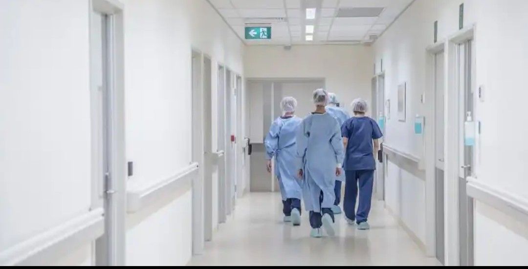 Corredor de hospital quase vazio — contenção orçamental no SNS