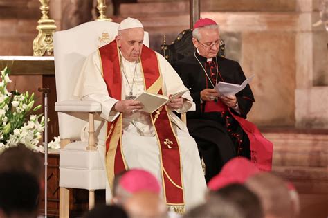 Papa encontra vítimas de abusos e pede perdão